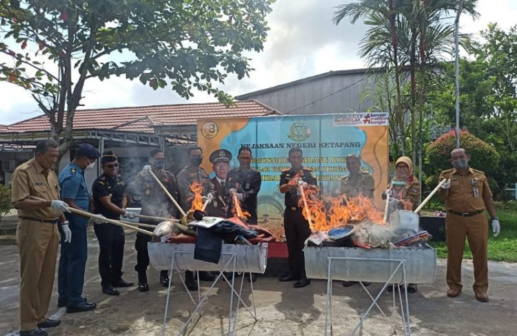 Jaksa Ketapang Bumi Hanguskan Barang Bukti Kejahatan Umum