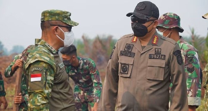 Bupati Alex Dampingi Pangdam Tinjau Karhutla di Pelang