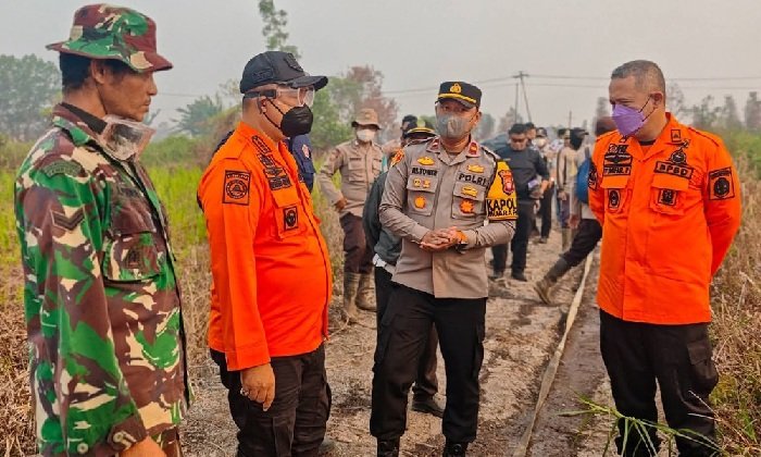 Bupati Alex Ikut Berjuang Padamkan Karhutla di Muara Pawan