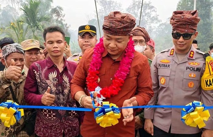 Bupati Alex Resmikan Jembatan Gantung Lipat Gunting di Manis Mata