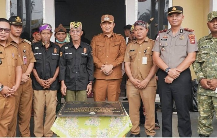 Bupati Alex Resmikan Kantor Desa Persiapan Laman Nek Doyan
