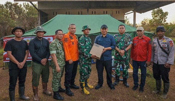 Bupati Alex Serahkan Bantuan Suplemen untuk Para Pemadam Karhutla