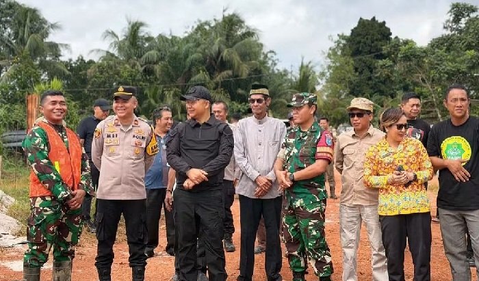 Bupati Alex Tinjau Lokasi Pembangunan Jembatan Gantung Garuda di Ratu Elok