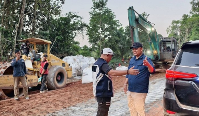 Bupati Alex Tinjau Pengerjaan Jalan Senilai Rp17 Miliar di Desa Mahawa