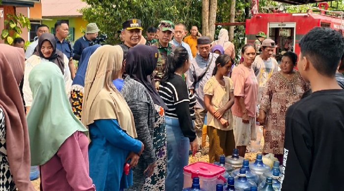 Bupati Ketapang dan Dandim Salurkan Air Siap Minum untuk Warga Terdampak Kekeringan