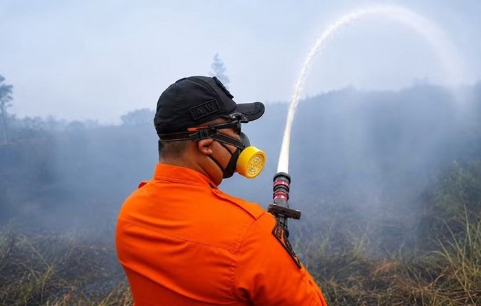 Bupati Ketapang Turun Langsung Padamkan Karhutla