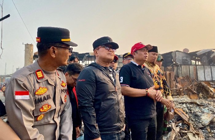 Bupati Kubu Raya dan Ketua Komisi V DPR RI Salurkan Bantuan Korban Kebakaran di Sungai Duri
