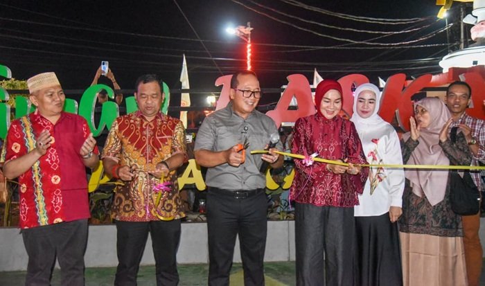 Bupati Sujiwo Resmikan Taman Pasar Kakap