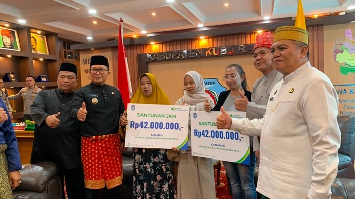 Bupati Sujiwo Serahkan Insentif Petugas Fardu Kifayah dan Guru Ngaji