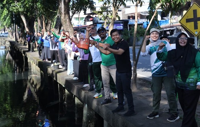DLH Pontianak Uji Coba Penaburan Eco Enzym Bersihkan Parit dan Kurangi Bau
