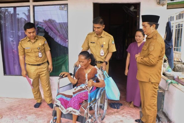 Empat Warga Terima Alat Bantu dan Sandang dari Pemkot Pontianak