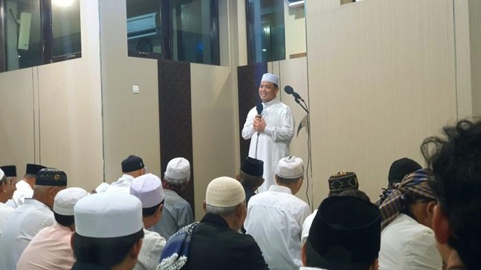 Gubernur Norsan Salat Tarawih Perdana Bersama Masyarakat di Surau Al Baaqi
