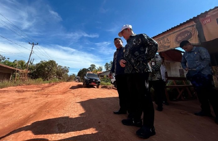 Gubernur Norsan Tinjau Pembangunan Ruas Jalan Pesaguan - Kendawangan