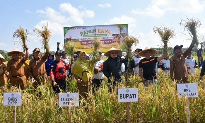 Hadiri Panen Raya di Parit Ngabeh, Sujiwo Janji Bantu Traktor