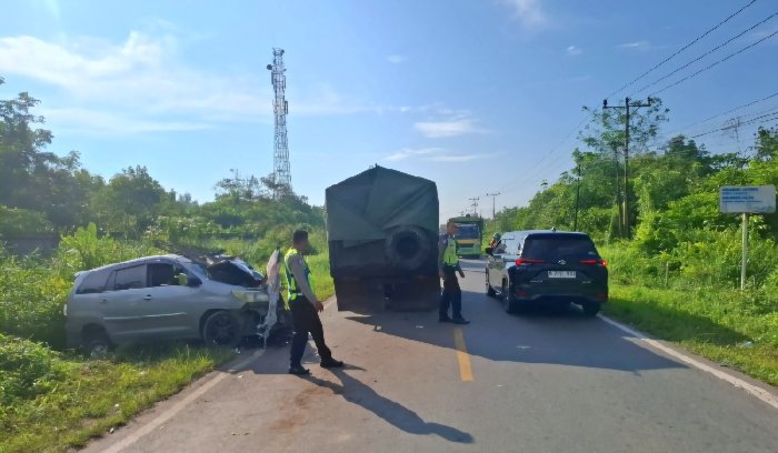 Hantam Truk di Trans Kalimantan, Pengemudi Minibus Meninggal Dunia