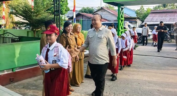 Hari Pertama Masuk Sekolah, Bupati Alex Antar Kedua Anaknya