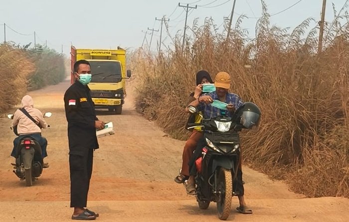 IPSI Ketapang dan BPWU Bagikan Masker ke Pengguna Jalan Poros Pelang - Tumbang Titi