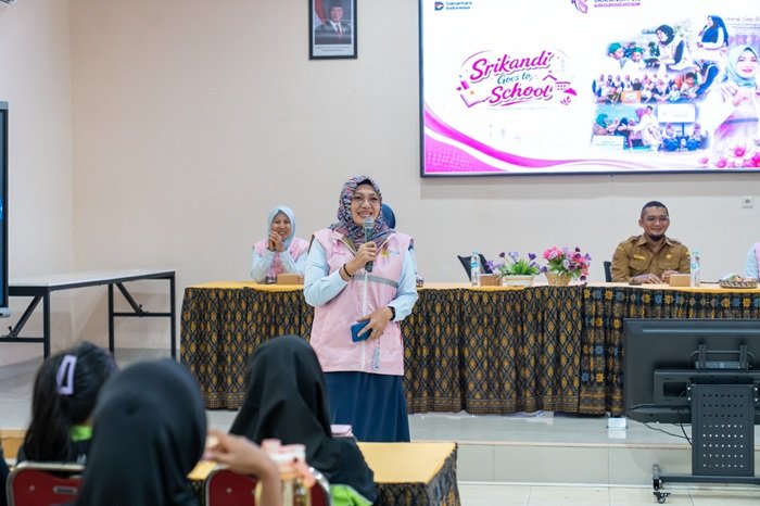Srikandi PLN UIP3B Kalimantan Kenalkan Dunia Ketenagalistrikan kepada Generasi Muda