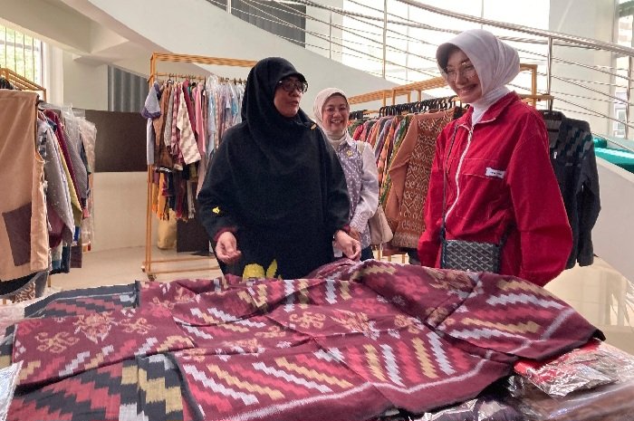 Ketua DWP Kementerian LH Terkesan UMKM Center Pontianak