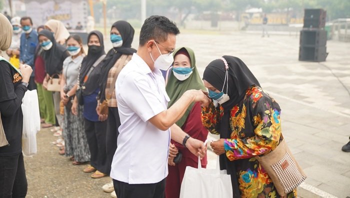 Kulminasi Peduli, Pemkot Pontianak Bagikan 1.000 Paket Sembako dan Air Bersih