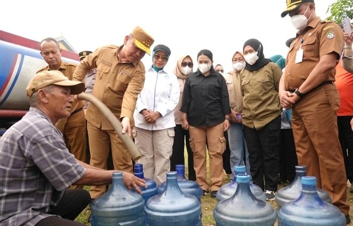 Kunjungi Ketapang, Gubernur Kalbar Ikut Distribusikan Air Bersih