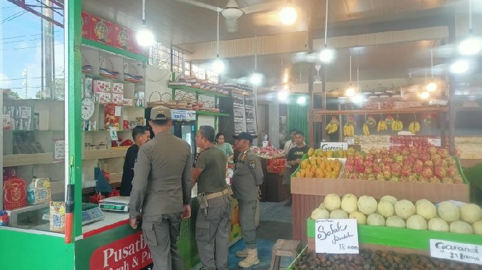 Lalai dengan Sampahnya, Pemilik Toko Buah di Pontianak Didenda Rp500 Ribu