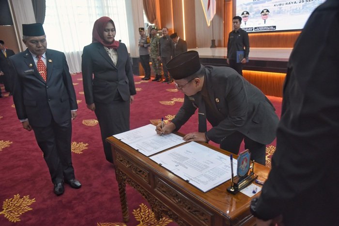 Lantik Pejabat Pimpinan Tinggi Pratama dan Administrator, Bupati Sujiwo Tekankan Disiplin dan Kinerj