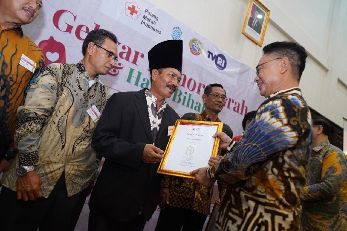 Lebih 100 Kali Donor Darah, PMI Pontianak Ganjar Pin Emas untuk 63 Pahlawan Kemanusiaan