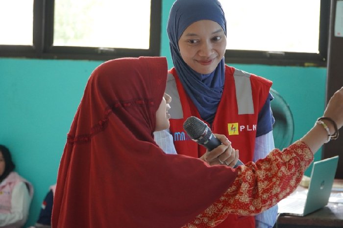 Menyalakan Harapan di Pelosok Lamaru, Srikandi PLN Rayakan Hari Kartini Bersama Guru Honorer