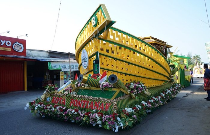 Mobil Hias Tanjak Pontianak Curi Perhatian pada Pawai MTQ ke-34 Kalbar di Kayong Utara