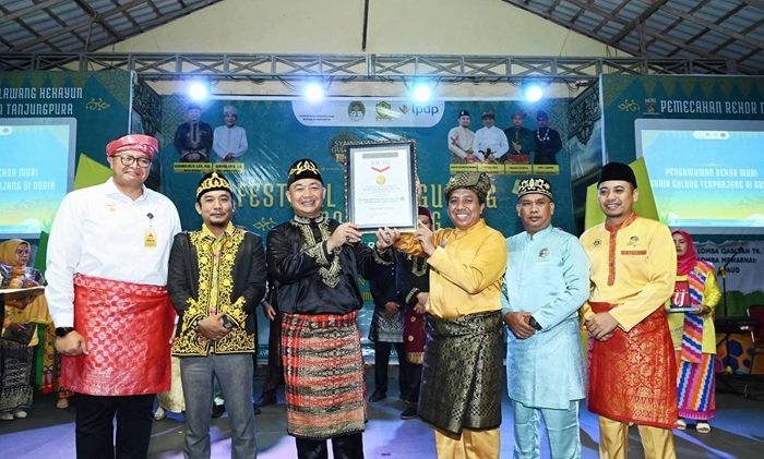 Naskah Syair Gulung Sepanjang 151,85 Meter Pecahkan Rekor MURI