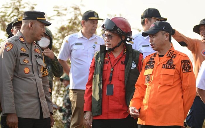 Pastikan Pemadaman Berjalan Maksimal, Sekda Ketapang Tinjau Langsung Lokasi Karhutla di Pelang