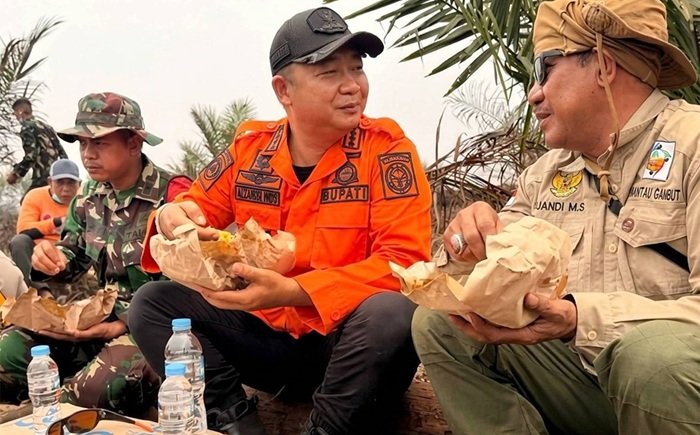 Pemerintah Hadir di Tengah Karhutla, Bupati Alex Ikut Makan Bersama Satgas