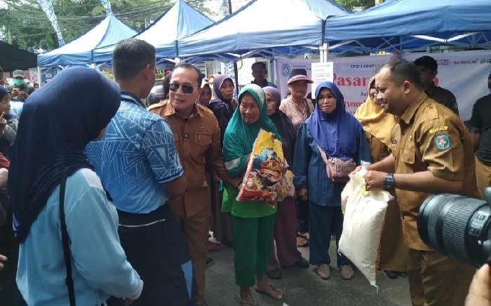 Pemkab Kubu Raya Bersama TNI AU Gelar Bazar Murah Bapokting