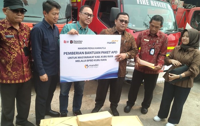 Pemkab Kubu Raya Dapat Bantuan Logistik dan Peralatan Pemadam Karhutla