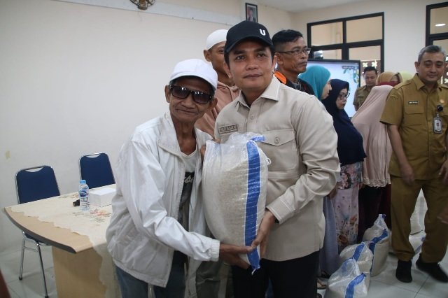 Pemkot Pontianak Salurkan 1.220 Kg Beras Cadangan Pangan untuk Warga Sungai Jawi Luar