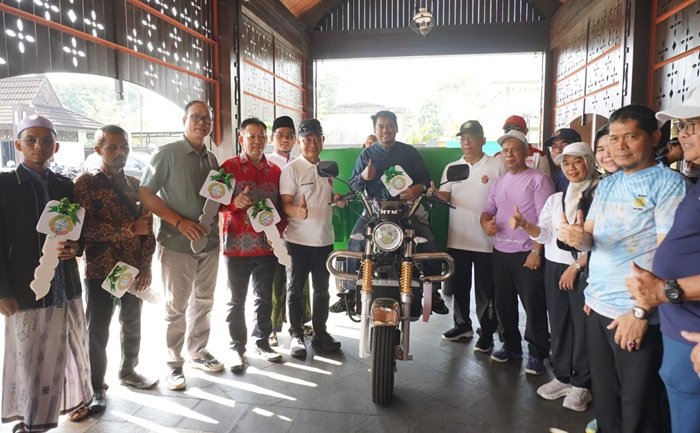 Pemkot Pontianak Serahkan 17 Kendaraan Roda Tiga Pengangkut Sampah