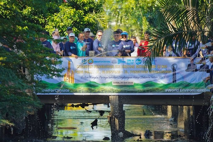 Penaburan Eco Enzyme Upaya Jaga Parit Bersih