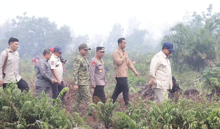 Presiden Prabowo Tinjau Langsung Lahan Terbakar di Desa Limbung