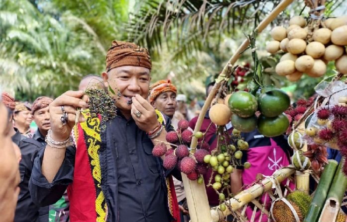 Ritual Adat Menjangkap Buah, Bupati Alex: Pelestarian Budaya Bagian Penting Pembangunan Daerah