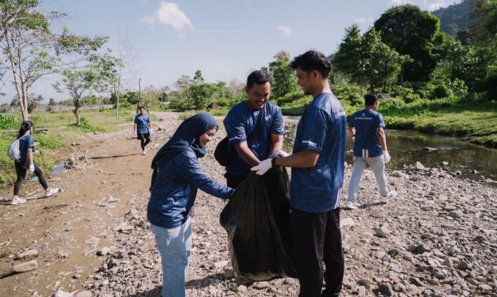 Sambut Kemerdekaan Indonesia, Aksi Sukarela Pegawai PLN Lestarikan Kawasan Wisata Bajuin