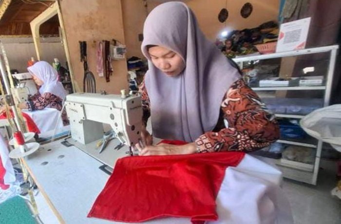 Sarah Bangga Jahit Seribu Bendera untuk Ekspidisi Merah Putih Rumah JurnalisxMyPertamina di Temajuk