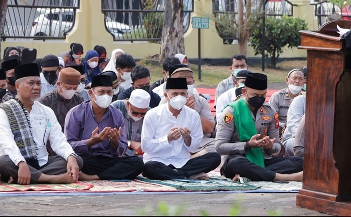 Sekda Repalianto Ikut Salat Istisqa di Halaman Polres Ketapang
