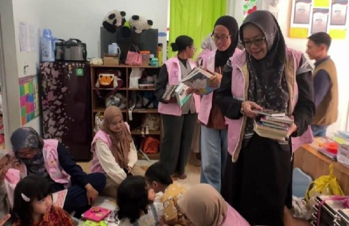 Semangat Kartini, Srikandi PLN UIP3B Kalimantan Salurkan Puluhan Buku untuk Anak-Anak PAUD di Banjar