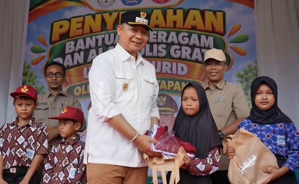 Siswa SMP Negeri 1 Sungai Melayu Terima Bantuan Seragam dan Alat Tulis
