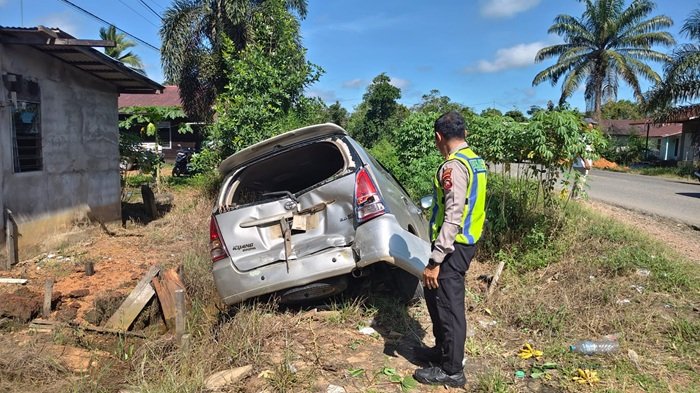 Tabrakan Beruntun 5 Kendaraan di Trans Kalimantan, Truk Seruduk Minibus hingga Hantam Rumah Warga