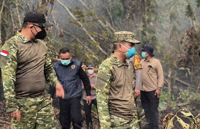 Tak Kenal Hari Libur, Bupati dan Dandim Turun Langsung Padamkan Karhutla