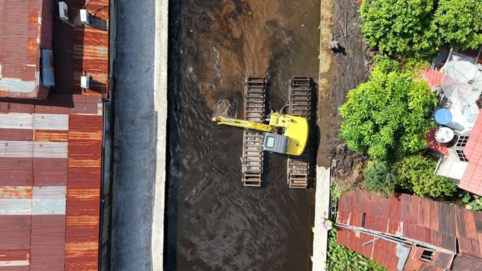 Terjunkan Eskavator Amfibi Keruk Parit, Upaya Pemkot Pontianak Atasi Banjir