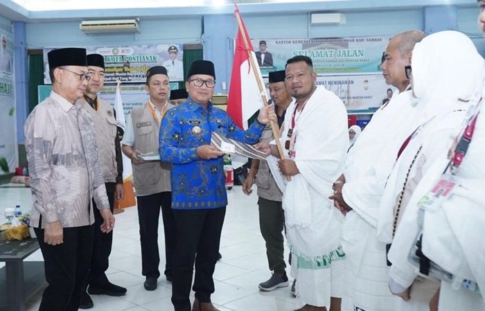 Titip Doa untuk Daerah, Bupati Sujiwo Lepas 35 Jemaah Haji di Embarkasi Batam