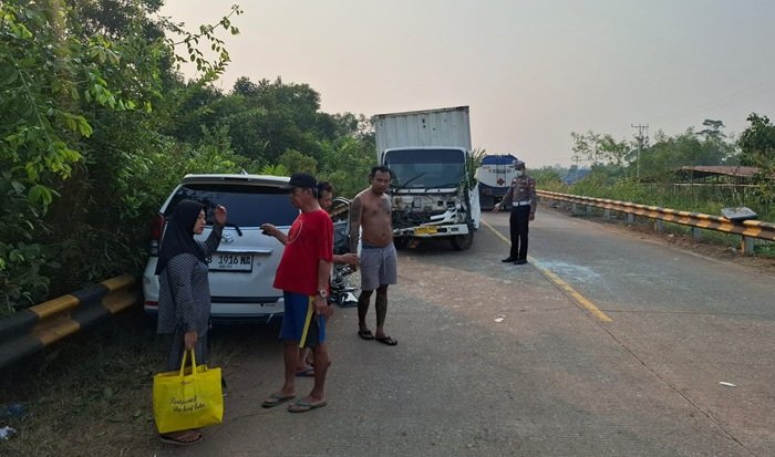 Truk Box dan Minibus Adu Banteng di Trans Kalimantan, Pengemudi Luka